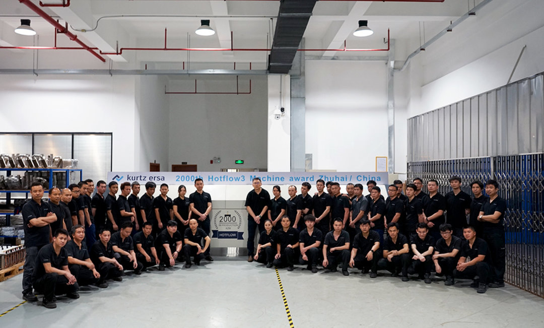 Strong team performance at Kurtz Zhuhai Manufacturing: The 2,000th HOTFLOW reflow soldering machine – a 3/26XL – is ready for delivery Strong team performance at Kurtz Zhuhai Manufacturing: The 2,000th HOTFLOW reflow soldering machine – a 3/26XL – is ready for delivery