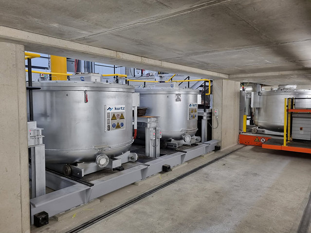 Parking and holding station for melt preparation