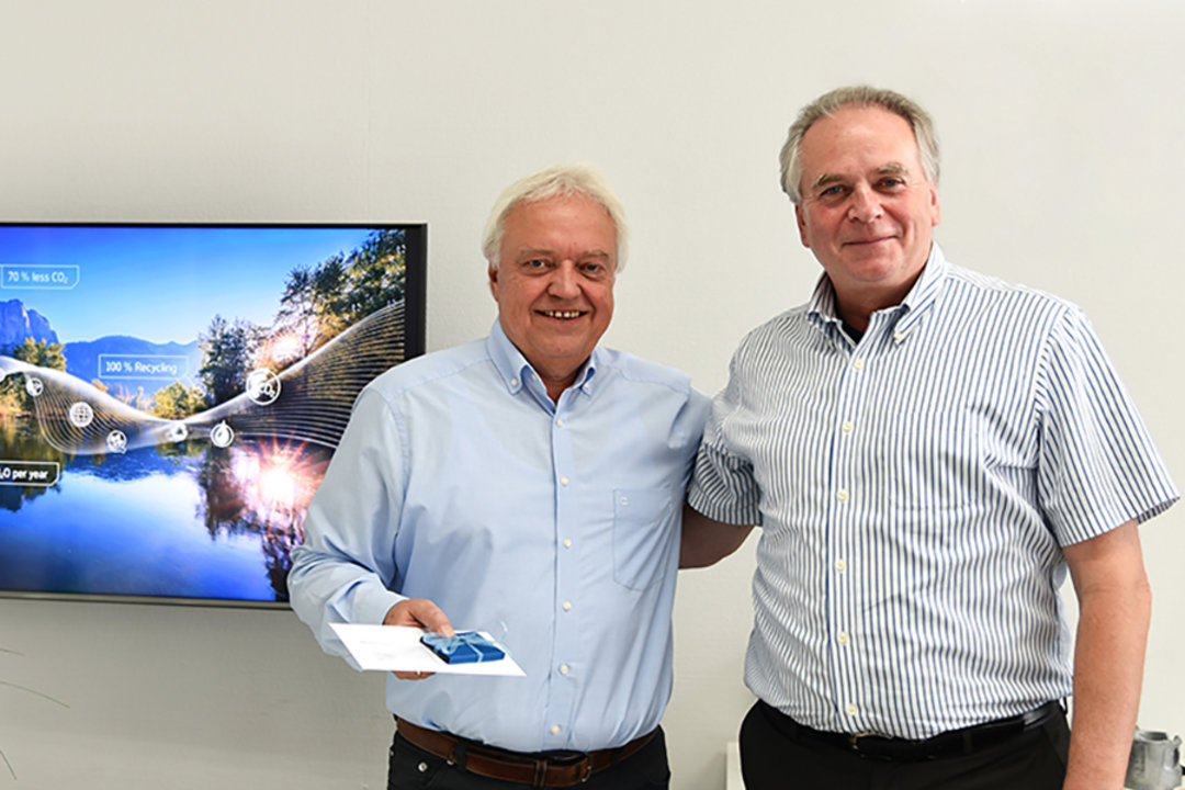 A lifetime of professional activity for Kurtz GmbH: Harald Sommer (left) with Kurtz Managing Director Uwe Rothaug A lifetime of professional activity for Kurtz GmbH: Harald Sommer (left) with Kurtz Managing Director Uwe Rothaug