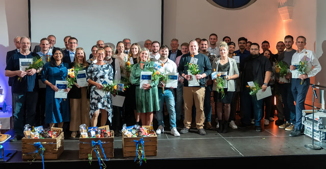 The following employees were honored for ten years of service: Jürgen Völker, Andreas Väth, Aparna Palla, Benjamin Miltenberger, Jennifer Kerekjarto, Anna-Maria Hieble, Zuzana Kacenkova, Otto Haamann, Anja Zecha, Kristin Düll, Marina Bernhardt, Jonas Väth, Devin Hildenbrand, Ludwig Kuhn, Dominik Kraus, Edwin Ulrich, Carsten Koch, Jona Hörner, Nadine Gerlinger, Marcel Buck, Julian Enzfelder, Pradeep Durai, Melina Baumann, Justin Arnold, Christian Ein Wald, Anja Ballweg, Diana Amend, Christoph Rauscher, Harald Grumm, and (not in the photo, but behind the camera) Daniel Hartel