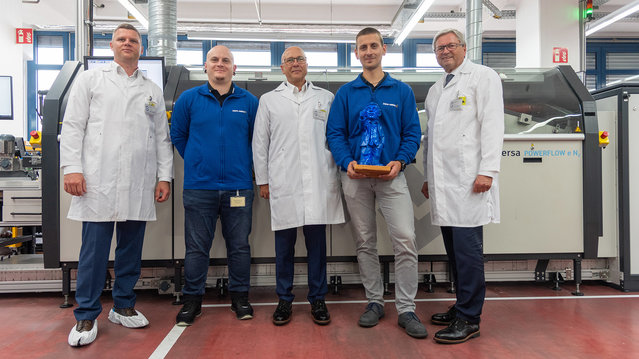 Proud of the successful completion (from left): Dominik Farrenkopf, Stefan Weiß, Stefan Wurster, Adrian Schaaf, and Rainer Krauss (in blue: Ziehl-Abegg, in white: Ersa)