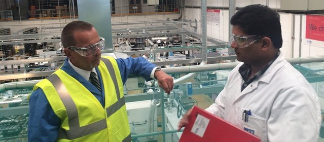 Dipen Dixit, Manufacturing Engineer bei Eaton MTL, mit Ersa Tools-Leiter Hansjürgen Bolg