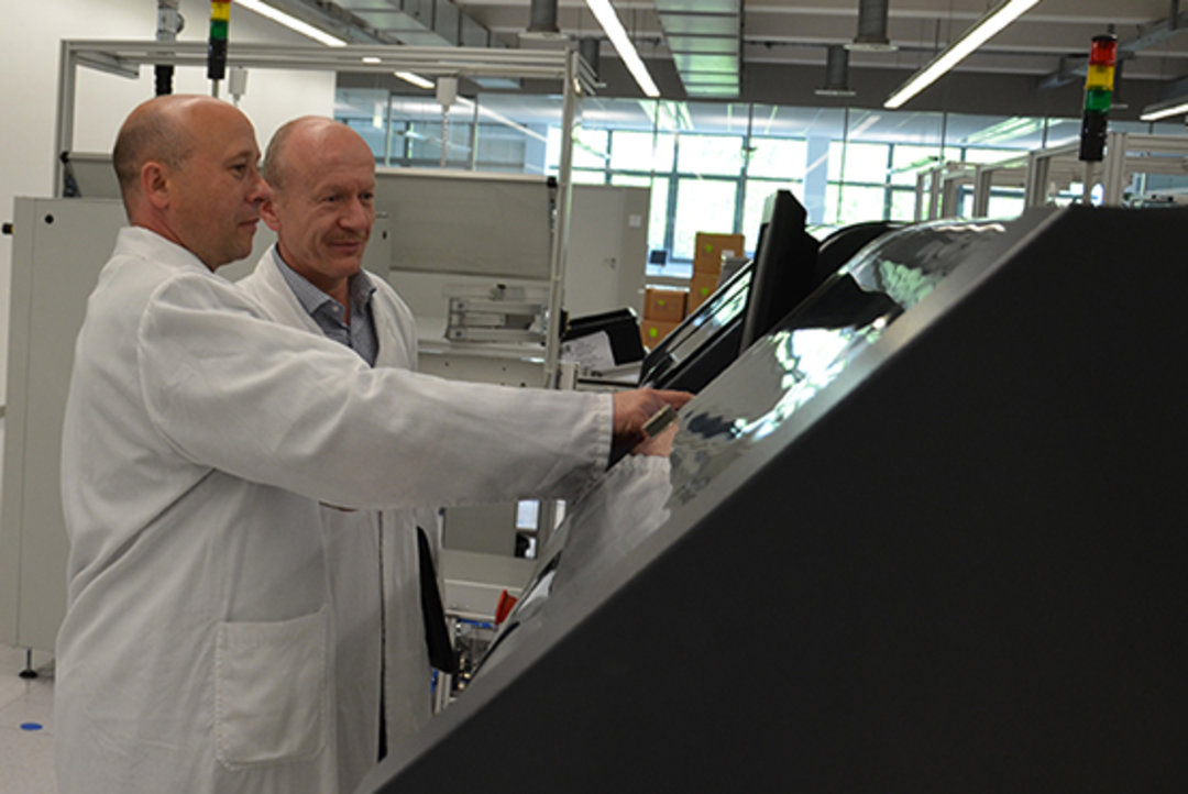 Technical discussion between experts: Phoenix Contact production engineer Heinz Krantz (rear) and Ersa Area Sales Manager Stefan Wurster (front) Technical discussion between experts: Phoenix Contact production engineer Heinz Krantz (rear) and Ersa Area Sales Manager Stefan Wurster (front)