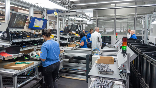 Automated 29-meter line at Ziehl-Abegg with eight assembly tables and automated assembly inspection