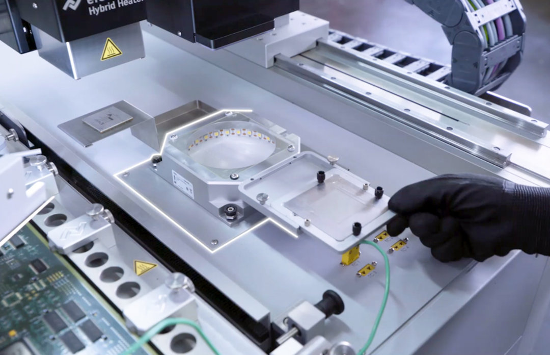 Dip&Print Station on the HR 600 XL for defined flux application at BGA
