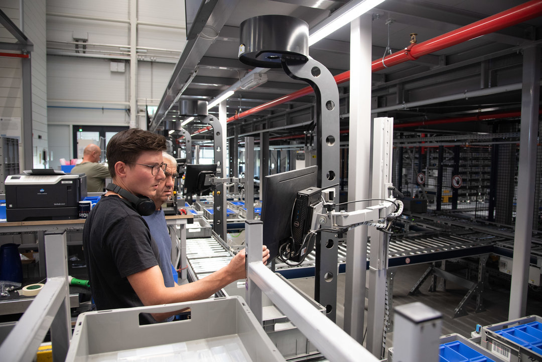 Picking workstations connected via conveyor technology