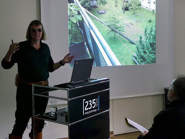 Guest speaker Prof. Dr. Claus Mattheck, Head of Biomechanics at the Institute for Applied Materials of the Karlsruhe Institute of Technology (KIT), while his lecture on extraordinary mental tools Guest speaker Prof. Dr. Claus Mattheck, Head of Biomechanics at the Institute for Applied Materials of the Karlsruhe Institute of Technology (KIT), while his lecture on extraordinary mental tools