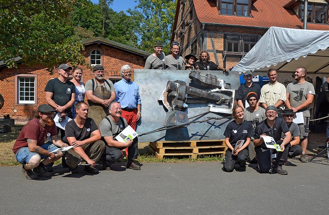 Participants of the young blacksmith meeting with the finished 2.5-D relief of the Hasloch throw-up hammer