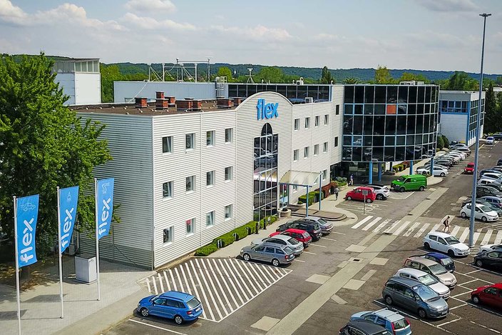 Flex Hungary relies on VERSAFLOW 3/45 selective line with automatic lifting and lowering station