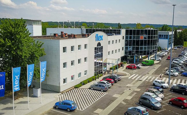 Flex Hungary relies on VERSAFLOW 3/45 selective line with automatic lifting and lowering station