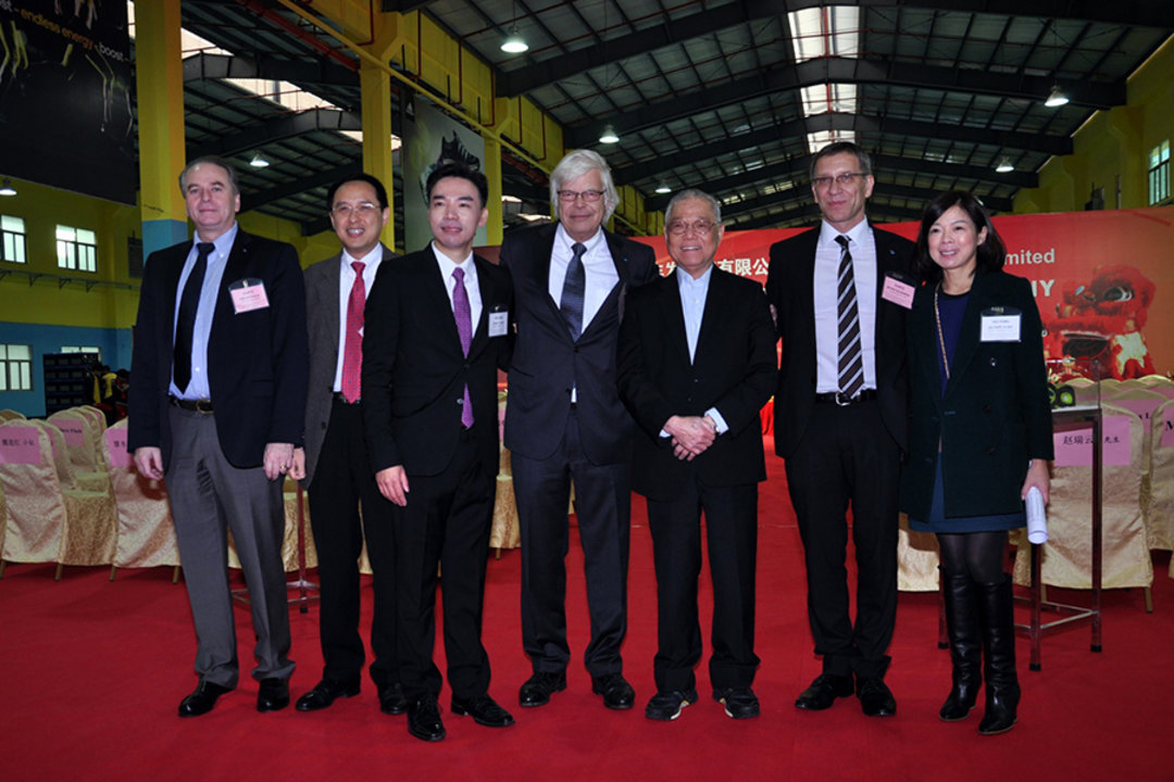 With four factories in China, Yee Fung produces EPP car parts, bicycle helmets, ski helmets and goggles as well as ETPU sports shoe soles - for the demanding production in highest quality, the company relies on innovative production equipment from Kurtz - With four factories in China, Yee Fung produces EPP car parts, bicycle helmets, ski helmets and goggles as well as ETPU sports shoe soles - for the demanding production in highest quality, the company relies on innovative production equipment from Kurtz -