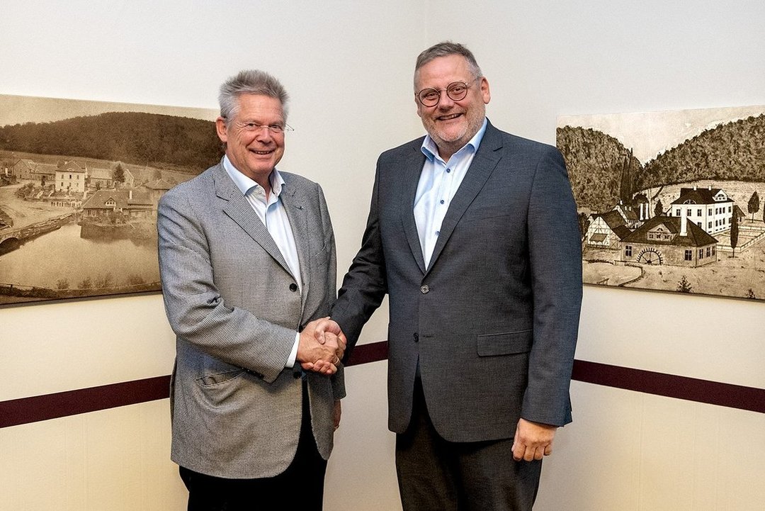 Chairman of the Advisory Board Rainer Kurtz (left) congratulates Thomas Mühleck on his appointment as CEO
