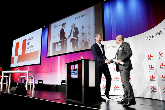 Shakehands at "Factory of the Year": Prof. Dr.-Ing. Dipl.-Wirt.-Ing. Günther Schuh from RWTH Aachen University (left) congratulates Kurtz Ersa CEO Ralph Knecht on the GEO Award; Photo: SV Veranstaltungen