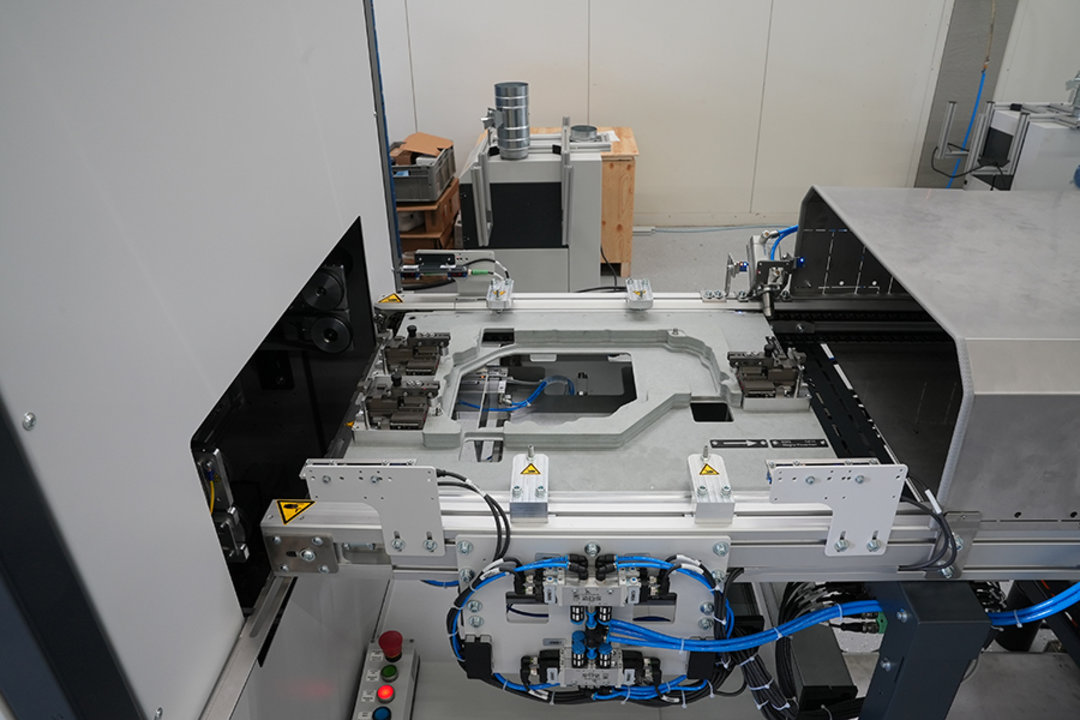 Left and right: Positioning unit of the complex automotive project