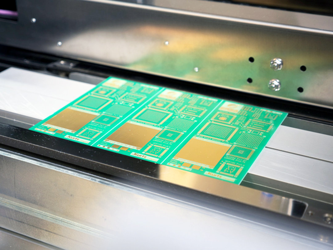 Over-top clamping: particularly advantageous when printing on thin substrates 