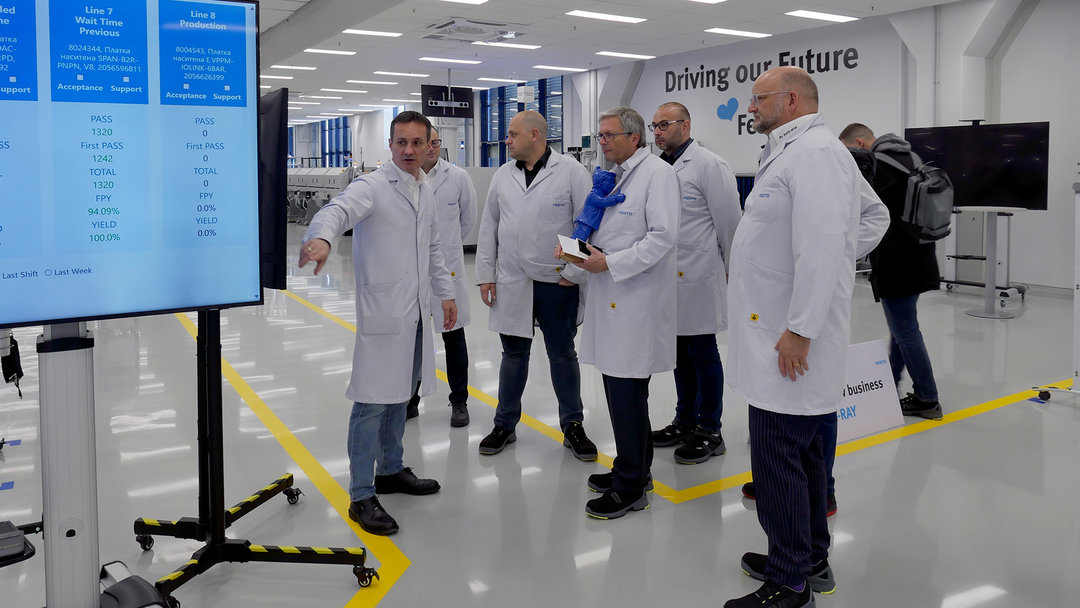 General Manager Kalin Dobrev (left) explains the digitalized production at the Sofia site