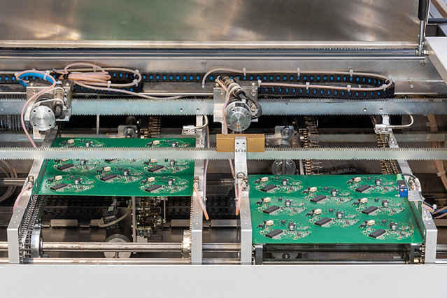 Process reliability through synchronization and maximum throughput is offered by the double-track transport – 2x 285 mm working width are available. The single-track transport allows 630 mm working width