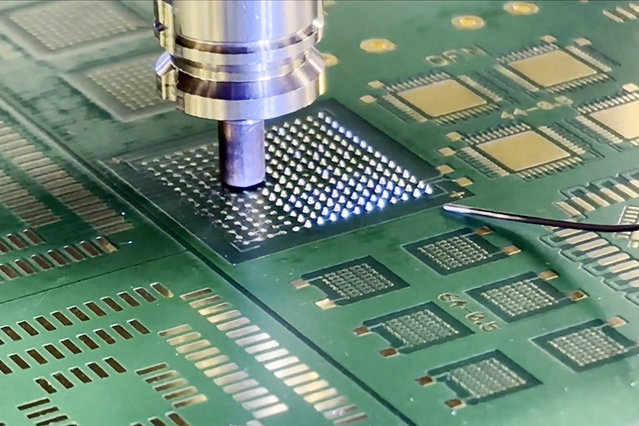 The SC 600 scavenger module (optional) automatically ensures reproducible non-contact residual solder removal without the risk of mechanical damage due to manual intervention The SC 600 scavenger module (optional) automatically ensures reproducible non-contact residual solder removal without the risk of mechanical damage due to manual intervention