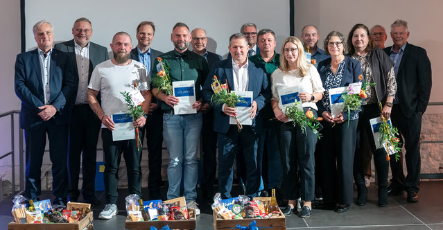 Julian Stegmann, Rainer Elbert, Jürgen Geiger, Karl-Heinz Zang, Daniela Rückert, Tom Eiermann, Sabine Meixner, and Gitte Mattern are looking back on two decades at Kurtz Ersa