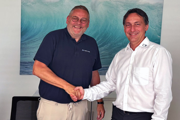 Thomas Mühleck, CEO Kurtz Ersa Group, shaking hands with Alexander Tschernev, former Managing Director and shareholder of ATV Technologie GmbH