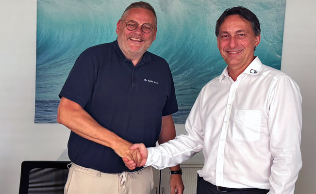Thomas Mühleck, CEO Kurtz Ersa Group, shaking hands with Alexander Tschernev, former Managing Director and shareholder of ATV Technologie GmbH