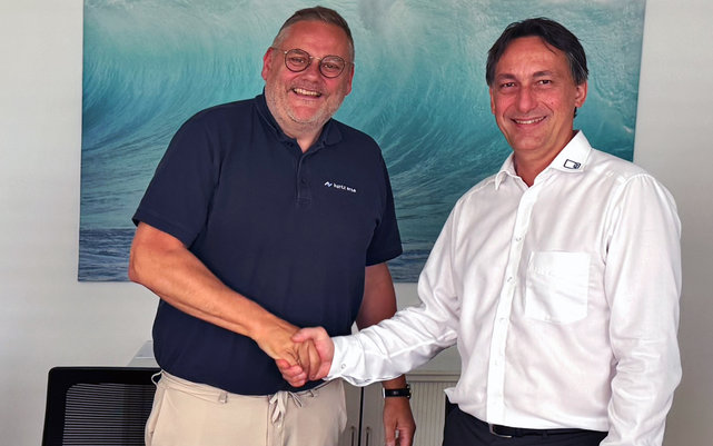 Thomas Mühleck, CEO Kurtz Ersa Group, shaking hands with Alexander Tschernev, former Managing Director and shareholder of ATV Technologie GmbH