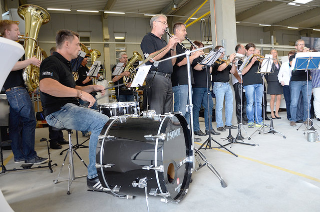 Hitting the right note – the Kurtz Ersa Hammergebläse brass band set the mood in the MBW production hall Hitting the right note – the Kurtz Ersa Hammergebläse brass band set the mood in the MBW production hall