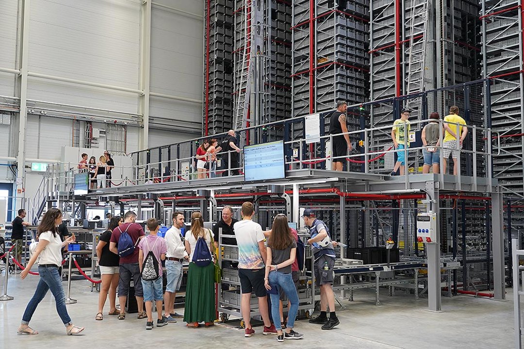 Plenty of room to move up: the 13 m high wide-aisle warehouse with plenty of storage capacity