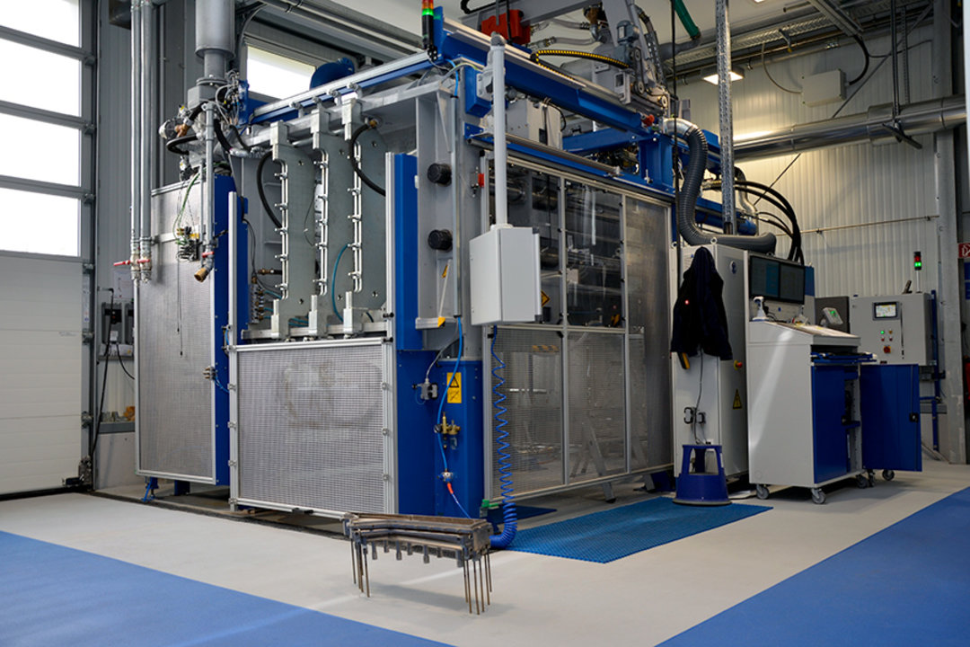 View into the TecCenter at T. Michel Formenbau GmbH & Co. KG - in the foreground a side panel, behind the Kurtz moulding machine