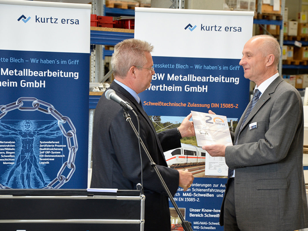 CEO Rainer Kurtz congratulates MBW Managing Director Matthias Sacher on 20 years in existence