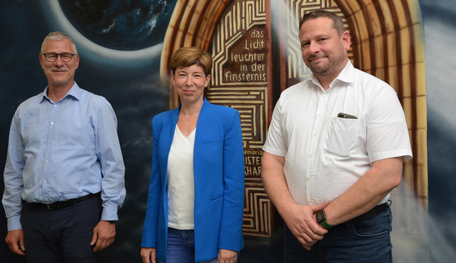 Voigt Managing Director Sabine Voigt and Production Manager Frank Koppetsch (left) with the responsible Ersa Sales Manager Mark Birl Voigt Managing Director Sabine Voigt and Production Manager Frank Koppetsch (left) with the responsible Ersa Sales Manager Mark Birl