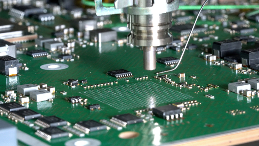 Non-contact extraction of solder on a circuit board with the Ersa Auto SCAVENGER SC 600 