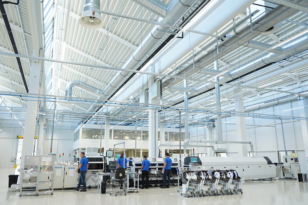 Line with VERSAPRINT P1 and HOTFLOW 3/20 for bonding processes in electronics production at Tridonic in Niš Line with VERSAPRINT P1 and HOTFLOW 3/20 for bonding processes in electronics production at Tridonic in Niš