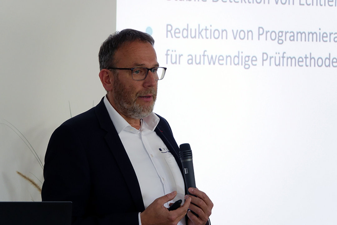 Thomas Winkel from Viscom AG addressed the topic of "Who will win the race: 3D AXI vs. AI void analysis?"