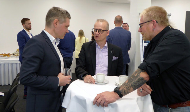 Dr. Sebastian Bauer (left), Head of Software at Kurtz Ersa, in conversation with Kurtz Ersa General Counsel Frank Weber (center) and Works Council member Dirk Beyersdorf