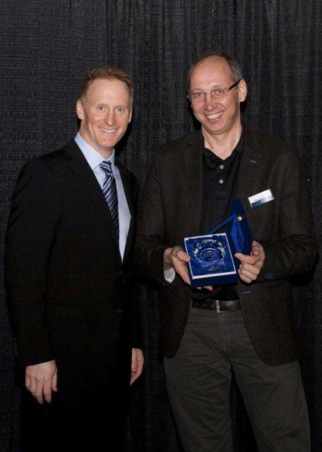 Kurtz North America CEO Albrecht Beck with chief editor Mike Buetow at the award ceremony on March 25th in the Mandalay Bay Convention Center in Las Vegas