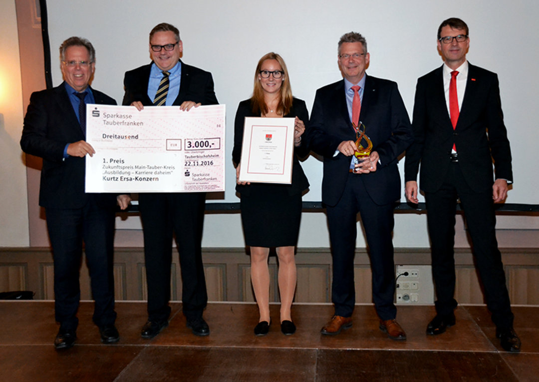 Great joy with Kurtz Ersa about 1st place in the Future Prize with the subject “Apprenticeships – careers at home” – representing the group: CFO Thomas Mühleck, HR Manager Verena Bartschat and CEO Rainer Kurtz with the Chairman of the Jury, Distr Great joy with Kurtz Ersa about 1st place in the Future Prize with the subject “Apprenticeships – careers at home” – representing the group: CFO Thomas Mühleck, HR Manager Verena Bartschat and CEO Rainer Kurtz with the Chairman of the Jury, District Admin