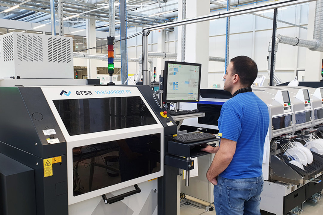 Glue application with the VERSAPRINT P1 stencil printer Glue application with the VERSAPRINT P1 stencil printer