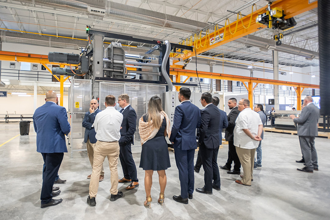 The Mexican guests were very inquisitive and asked a lot of questions about the e-drive system