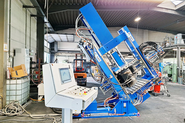 Tilted view of tilt casting machine AK01 Tilted view of tilt casting machine AK01