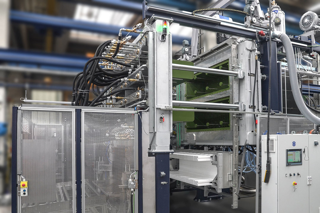 Side view of the POLY FOAMER XL CoreLess production machine