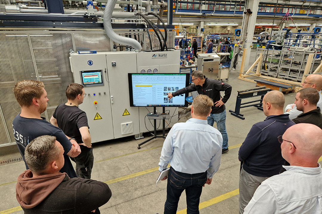 Shop floor meeting: discussion round of core departments to ensure the best quality for the customer Shop floor meeting: discussion round of core departments to ensure the best quality for the customer