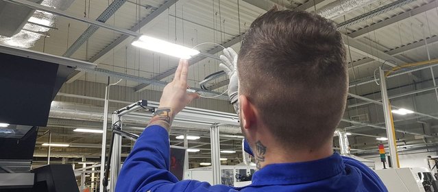 Visual inspection of the glass pane - a crystal-clear view!
