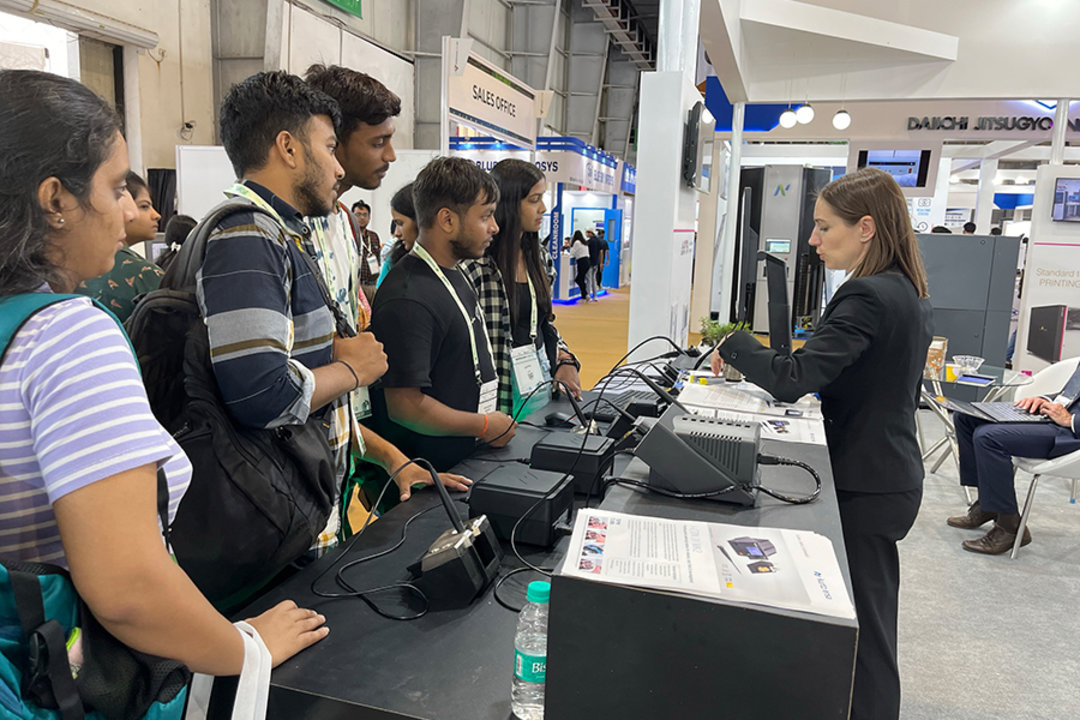 Ersa Product Manager Theresa Dengel presents the IoT soldering station i-CON TRACE