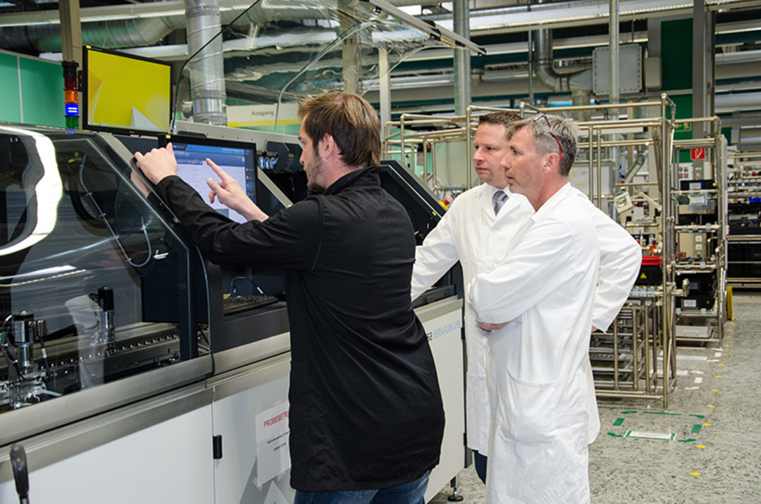 VERSAFLOW 4/55, 100% geared to flexibility: Ersa Service Technician Stefan Brauner (black coat) with SIMEA process technician Harald Schmidt (centre) and Ersa Area Sales Manager Mark Birl (back)