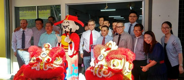 Die festliche Eröffnung des Ersa Democenters auf der Insel Penang, Malaysia, im Januar 2016. Ein weiterer, erfolgreicher Schritt von Ersa, seinen Kunden und Interessenten in der Region Südostasien beste Test- und Evaluierungsmöglichkeiten zu bieten The festive opening of the Ersa Demo Center on the island of Penang, Malaysia, in January 2016, another successful step by Ersa to offer its customers and interested parties in the Southeast Asia region the best possible testing and evaluation facilities
