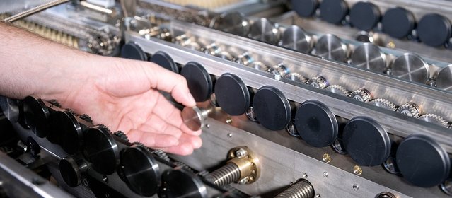 Optimum temperature profiles thanks to medium-wave radiant heaters in the vacuum module; its lubricant-free roller conveyor is extremely easy to maintain and can be removed in a few simple steps without tools Optimum temperature profiles thanks to medium-wave radiant heaters in the vacuum module; its lubricant-free roller conveyor is extremely easy to maintain and can be removed in a few simple steps without tools