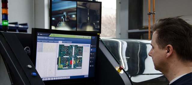 Offline programming or during machine operation: fast and simple preparation of soldering programs with the Editor CAD Assistant 4; in the background: Live process monitoring using the VERSACAM