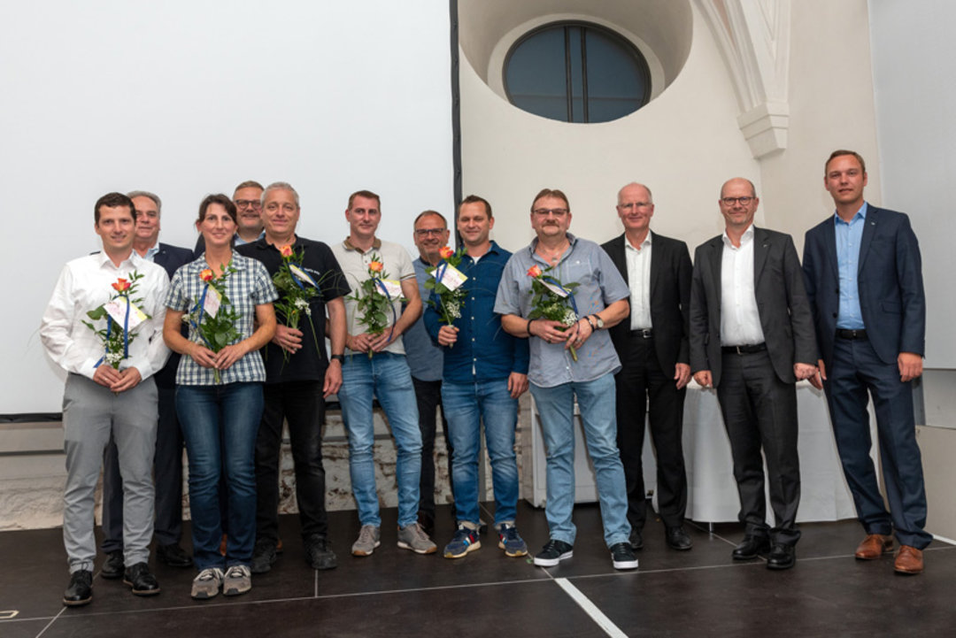 20-year anniversaries (from left to right): Martin Dosch (20), Uwe Rothaug, Managing Director Kurtz GmbH; Michaela Samstag (20), Thomas Mühleck, CFO Kurtz Holding; Jürgen Weber (20), Steffen Väth (20), Udo Beck (20), Johannes Gräder (20), Johann Konra 20-year anniversaries (from left to right): Martin Dosch (20), Uwe Rothaug, Managing Director Kurtz GmbH; Michaela Samstag (20), Thomas Mühleck, CFO Kurtz Holding; Jürgen Weber (20), Steffen Väth (20), Udo Beck (20), Johannes Gräder (20), Johann Konrad (2
