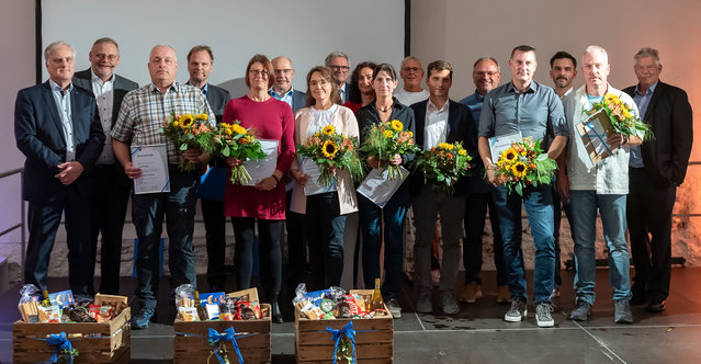 The following employees were honored for 25 or more years of service: Jürgen Weber, Jasmin Kempf, Anina Sommer, Susanne Stamm, Michaela Samstag, Martin Dosch, Udo Beck, Steffen Väth, Michael Ebert, and Matthias Nebauer; each managing director delivered a personal tribute